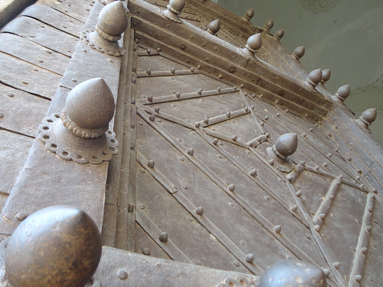 Fateh Darwaza — the acoustic gate, where a clap is heard a kilometre away at Bala Hisar